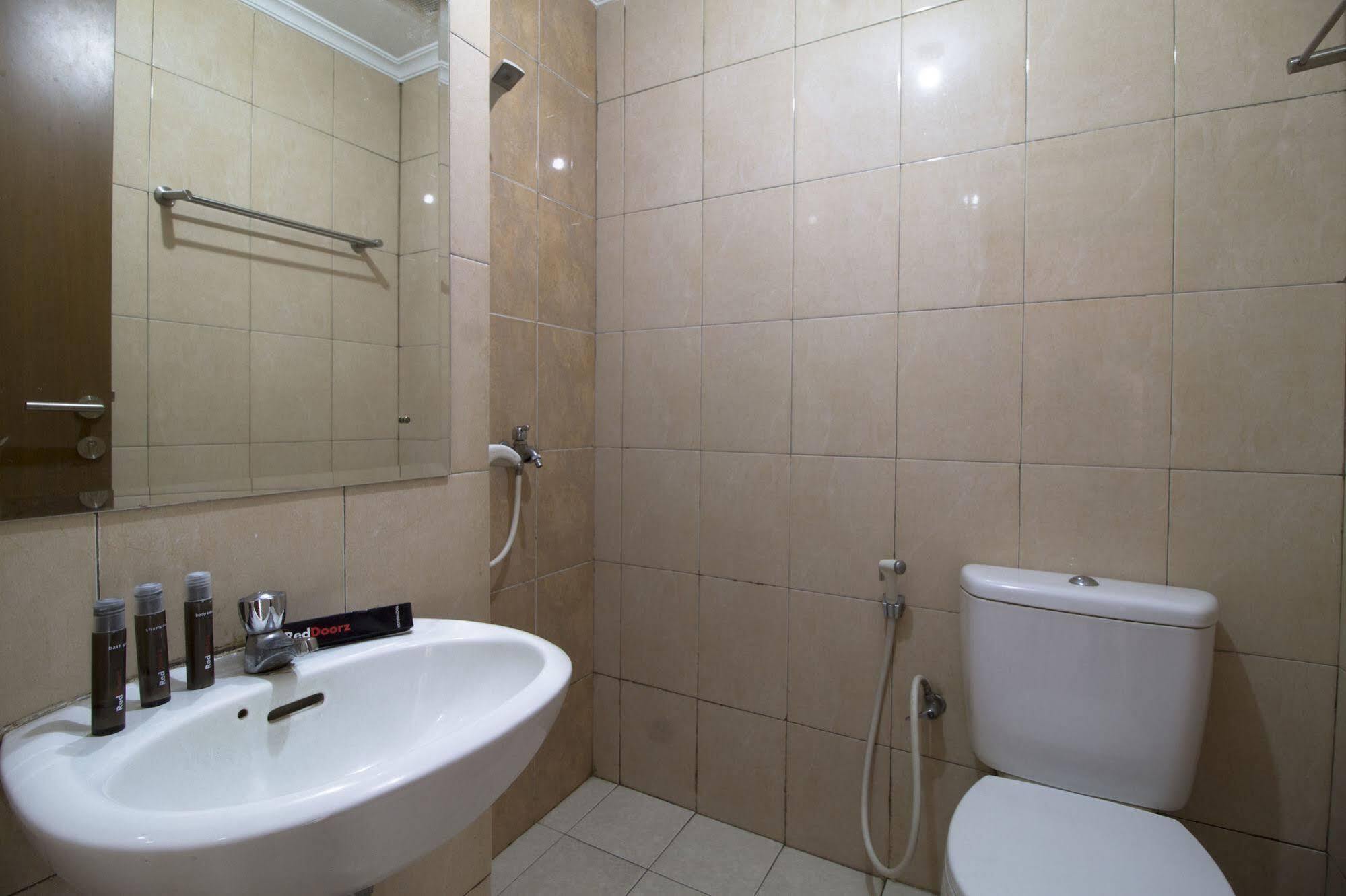Reddoorz Apartment @ Margonda Residence Depok Exterior foto